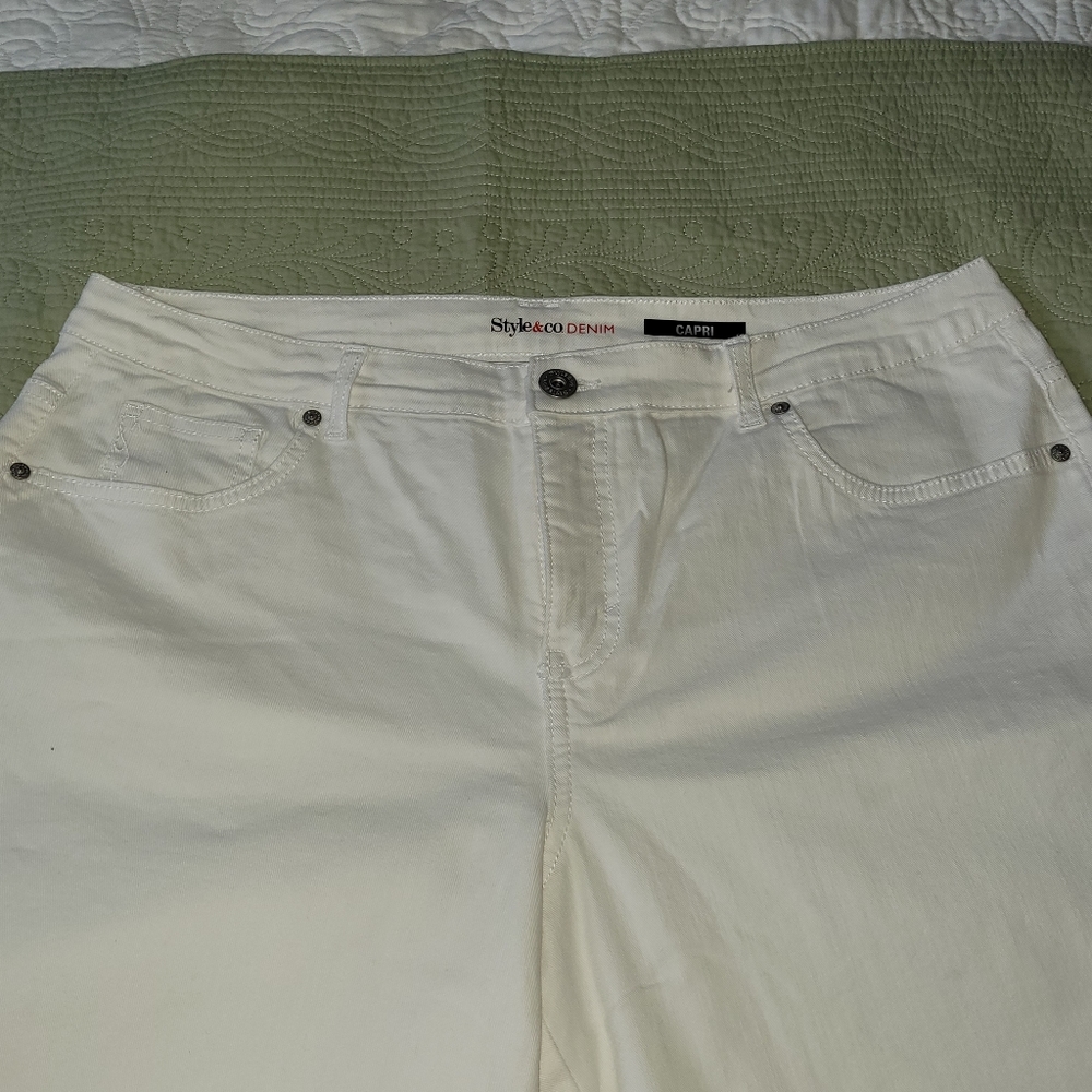 Style & Co White denim Capri size 16